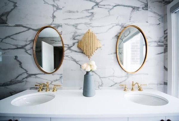 Quels sont les avantages et les inconvénients du papier peint dans la salle de bain ?