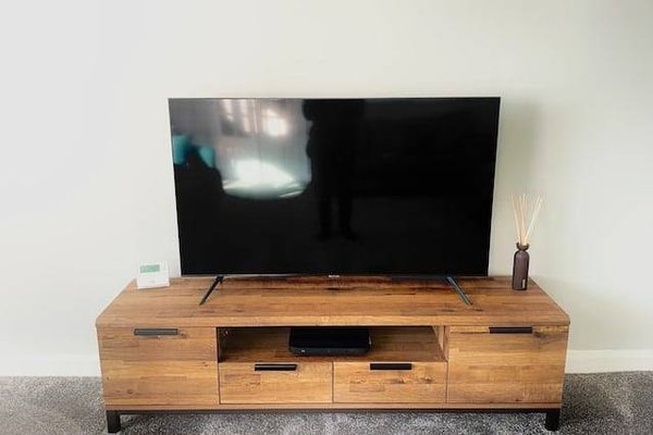 Comment fabriquer un meuble TV avec des caisses en bois ?
