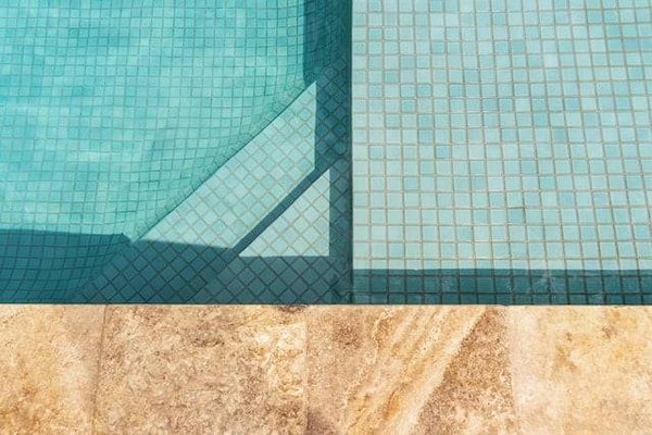 Comment entretenir sa piscine au quotidien et à long terme ?