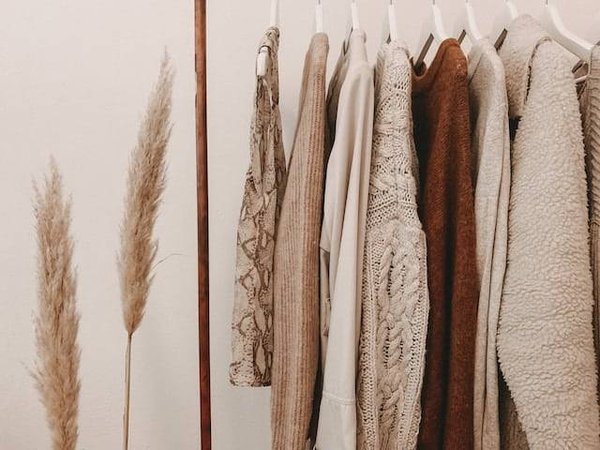Organiser son dressing selon la méthode Marie Kondo: 5 astuces pour une garde-robe rangée et harmonieuse